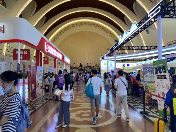粤友钱配资 20岁上海书展今日开幕，上半年上海好书榜发布