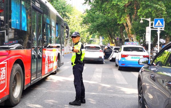 诚信双盈 武汉劳模交警的劳动节