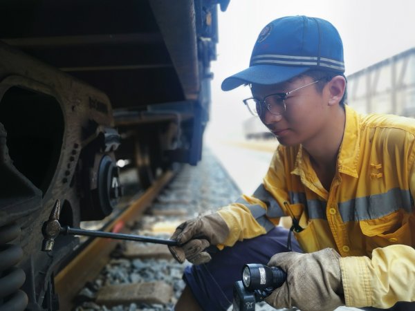 广发E配 “00后”检车员的高“烤”初体验 ：日行13公里，检修221辆货车_大皖新闻 | 安徽网